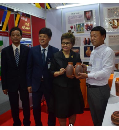 彩陶双联壶产品被泰国工业部部长阿查噶 〮思本良女士收藏